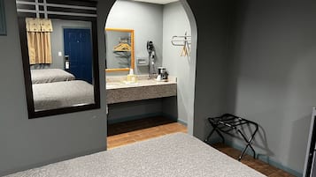 Escritorio y ropa de cama