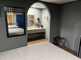 Quarto casal, 2 camas Queen | Escrivaninha, roupa de cama