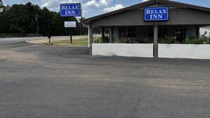 A Relax Inn with a signboard advertising free Wi-Fi and weekly rates.