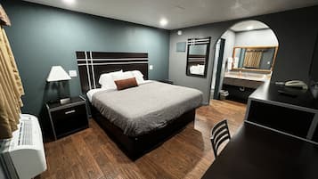 Single Room, 1 King Bed | Desk, bed sheets