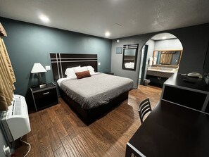 Kamar Single, 1 Tempat Tidur King | Meja kerja dan seprai linen