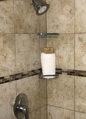 Combined shower/bathtub, free toiletries, hair dryer, towels