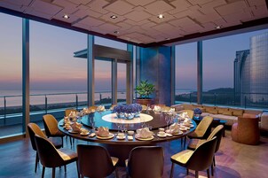 2 restaurants; breakfast, lunch and dinner served 
