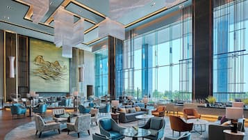 2 restaurants; breakfast, lunch and dinner served