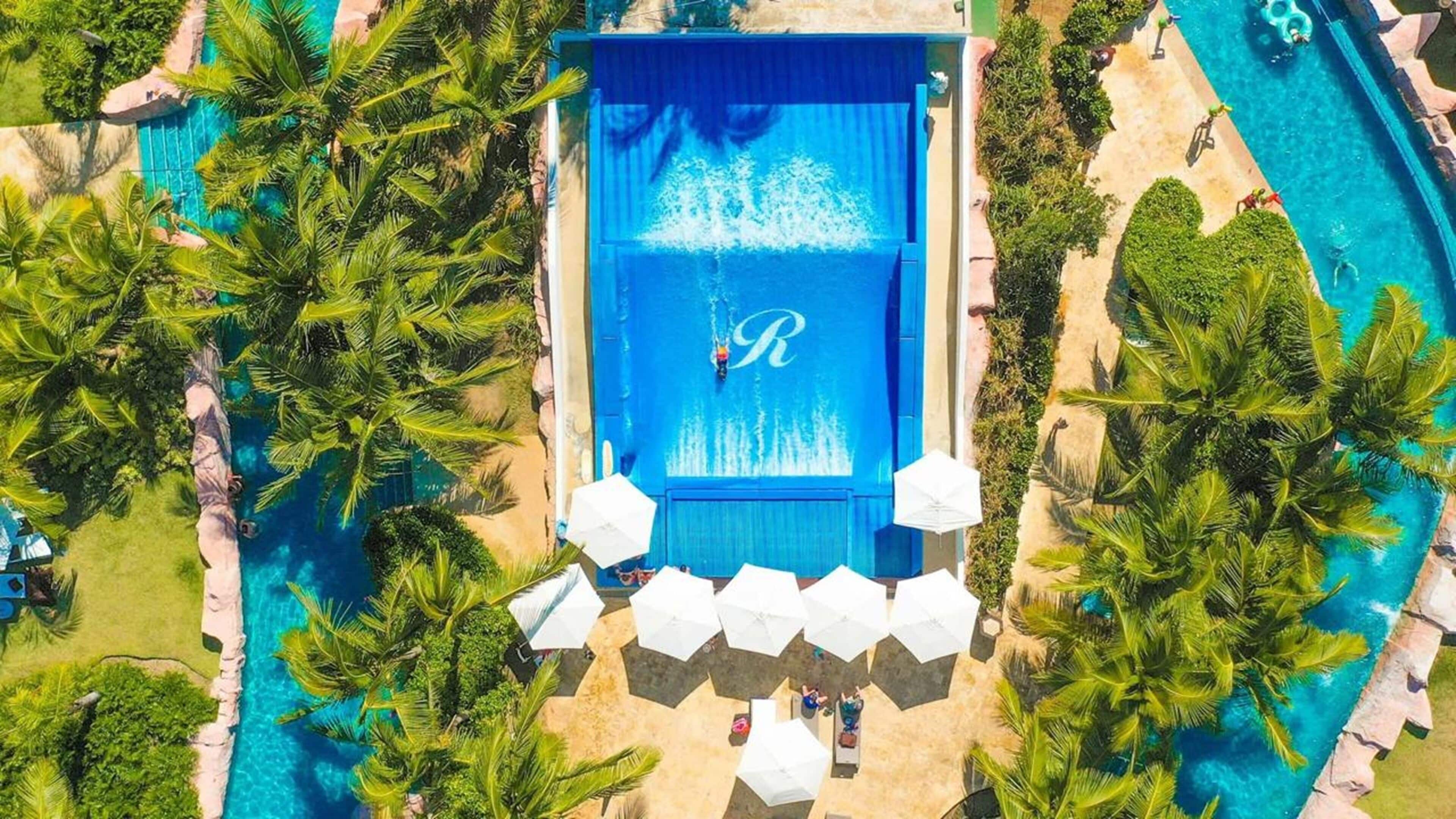 室外游泳池，提供遮陽小屋 (付費)和泳池遮陽傘