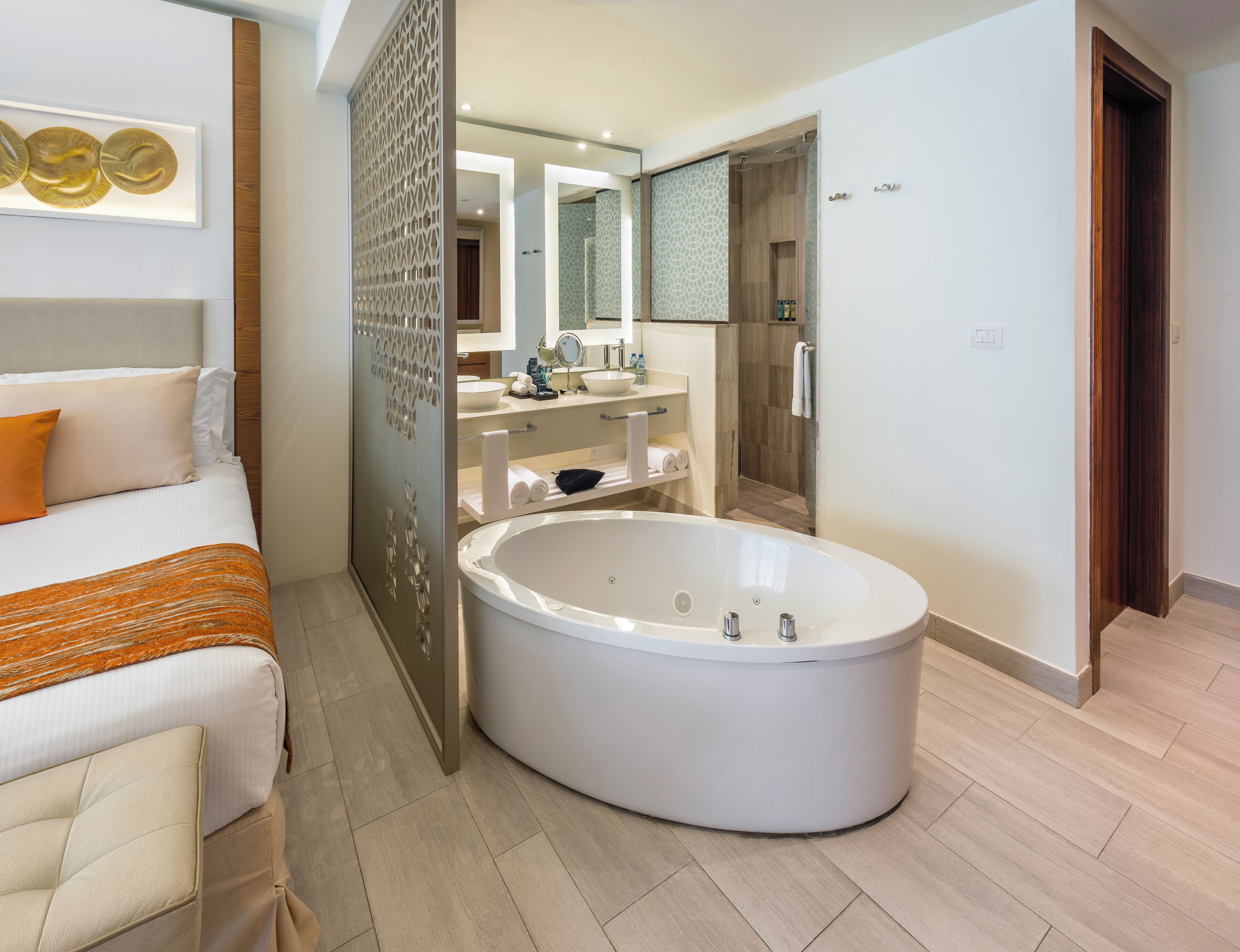 Un baño moderno con una bañera independiente, un espejo grande y una zona de ducha.