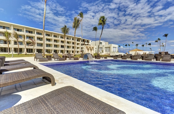 Piscine extérieure, cabanas (supplément), parasols