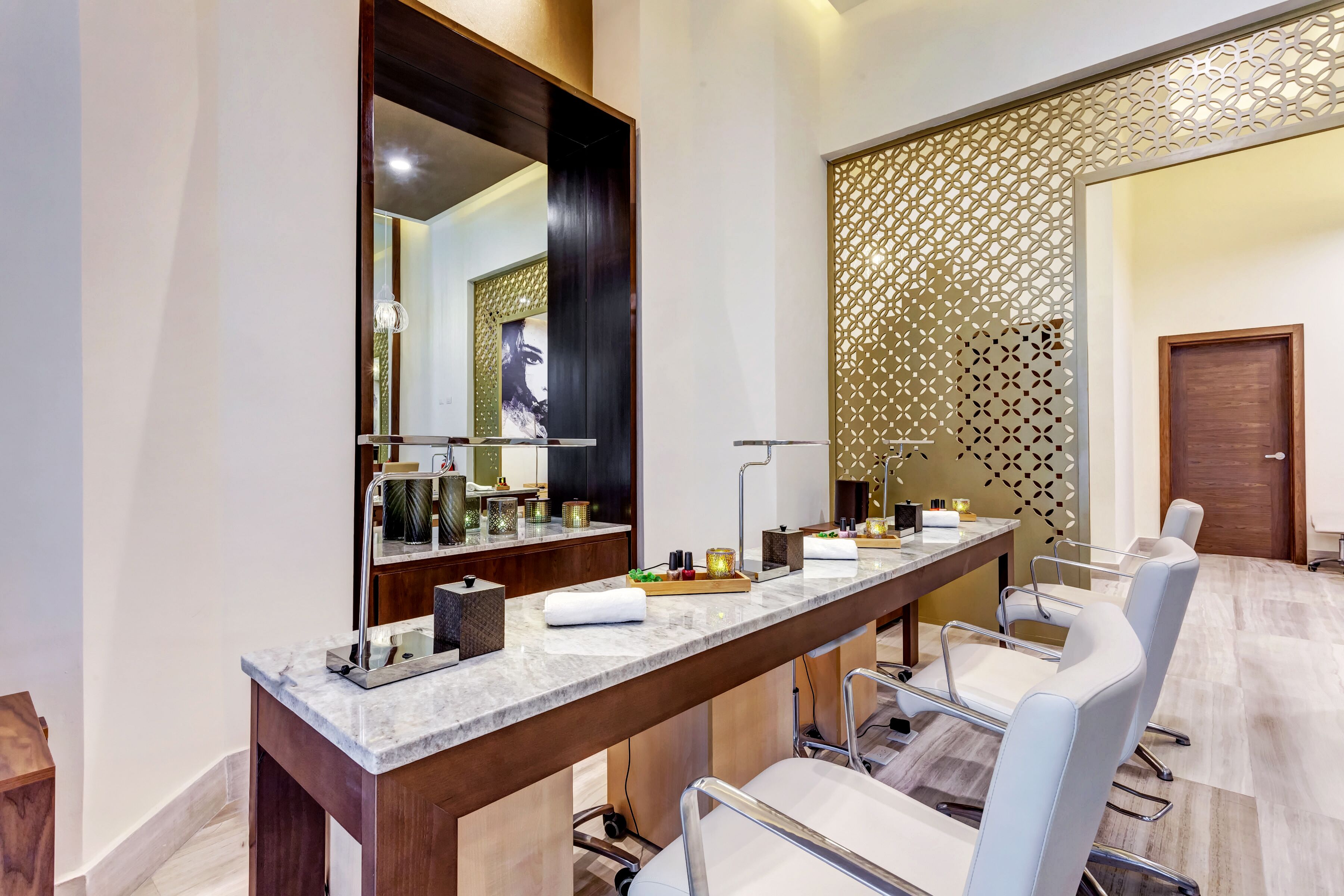 Sauna, hot tub, steam room, body treatments, hydrotherapy, aromatherapy