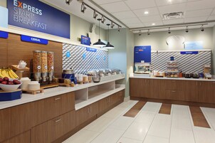 Un área de desayuno con un letrero que indica 'EXPRESS START BREAKFAST' y una sección de 'BAKERY'.
