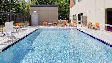 Una piscina al aire libre de temporada