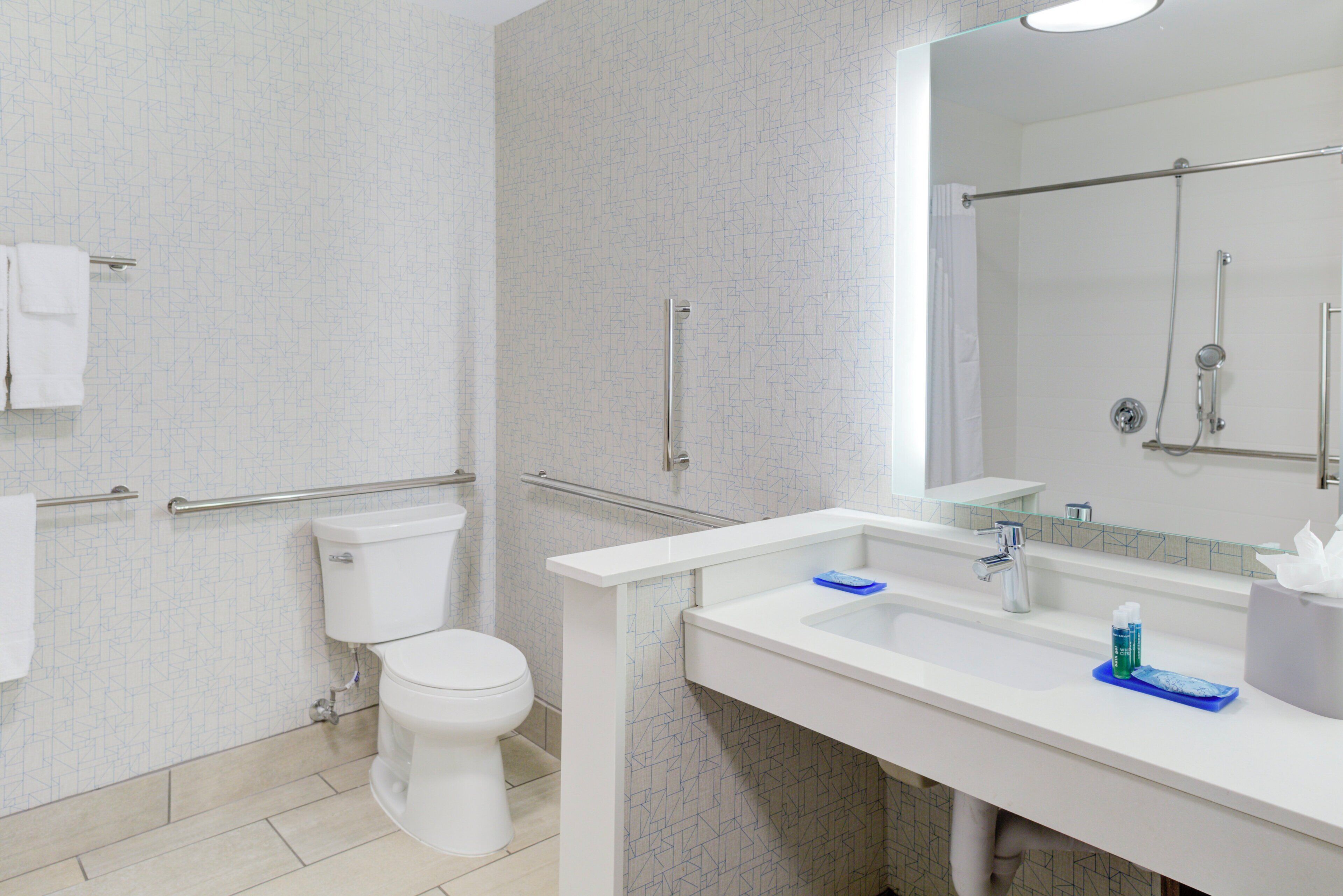 Ein modernes Badezimmer mit Toilette, Waschbecken und Dusche.