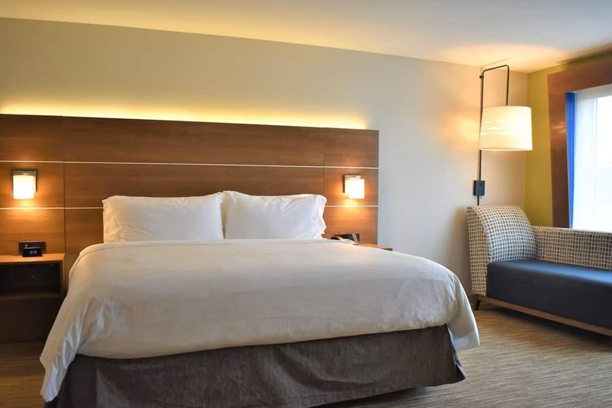 Hypo-allergenic bedding, down duvets, in-room safe, desk