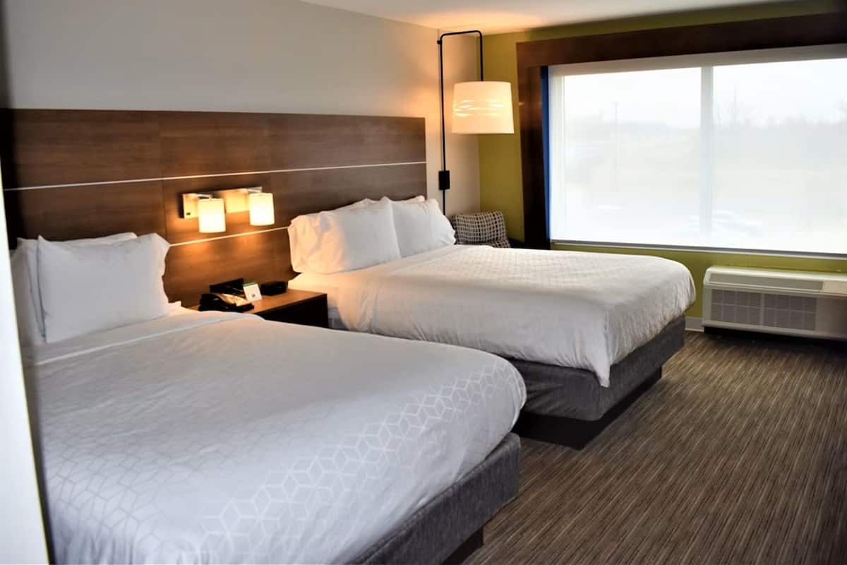 Hypo-allergenic bedding, down duvets, in-room safe, desk