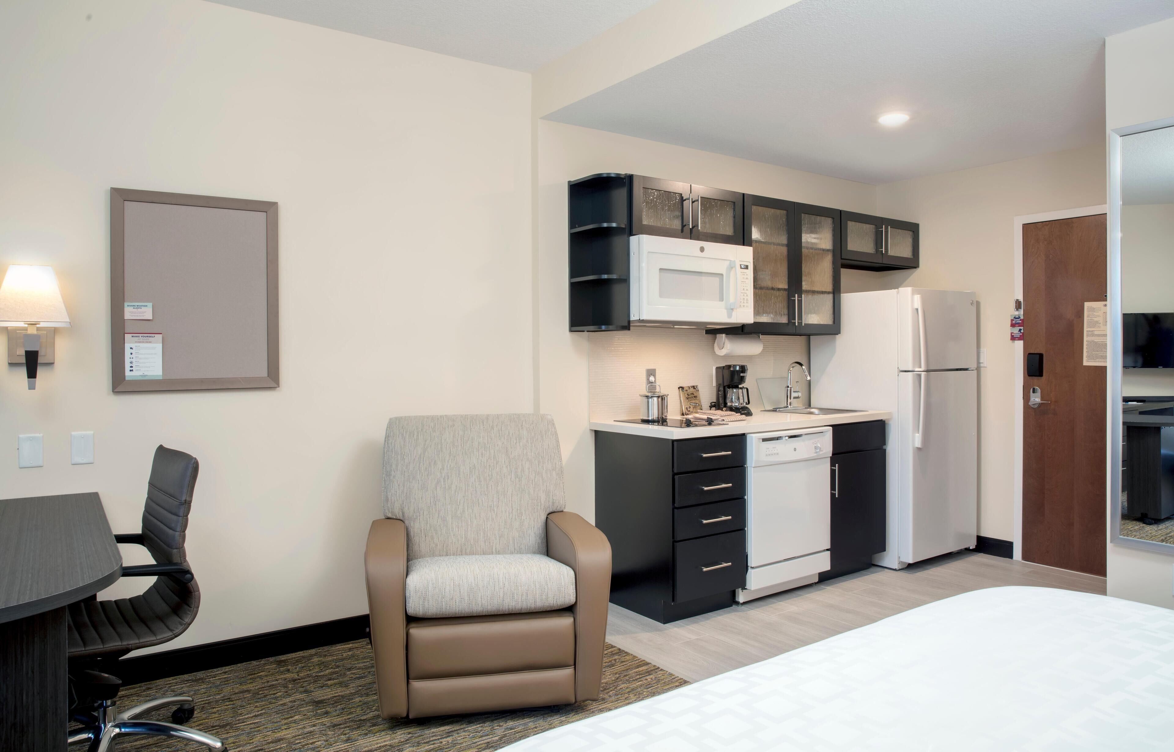 Egyptian cotton sheets, premium bedding, in-room safe, desk