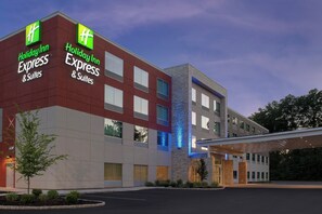 A Holiday Inn Express & Suites hotel with a modern facade, large windows, and a parking lot. - Holiday Inn Express and Suites North Brunswick by IHG (North Brunswick)