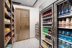 Una sección bien organizada de aperitivos y bebidas con diversos productos.