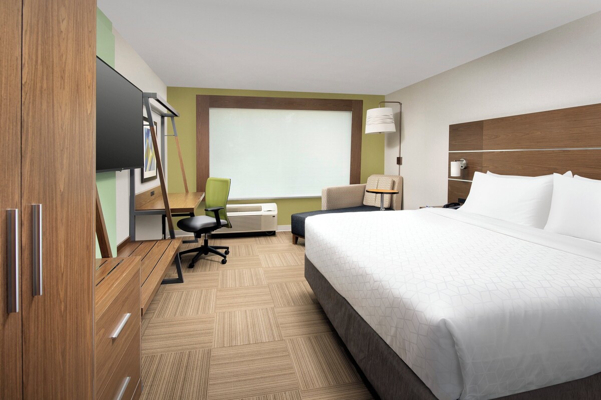 Standard Room, 1 King Bed | Premium bedding, in-room safe, desk, blackout drapes