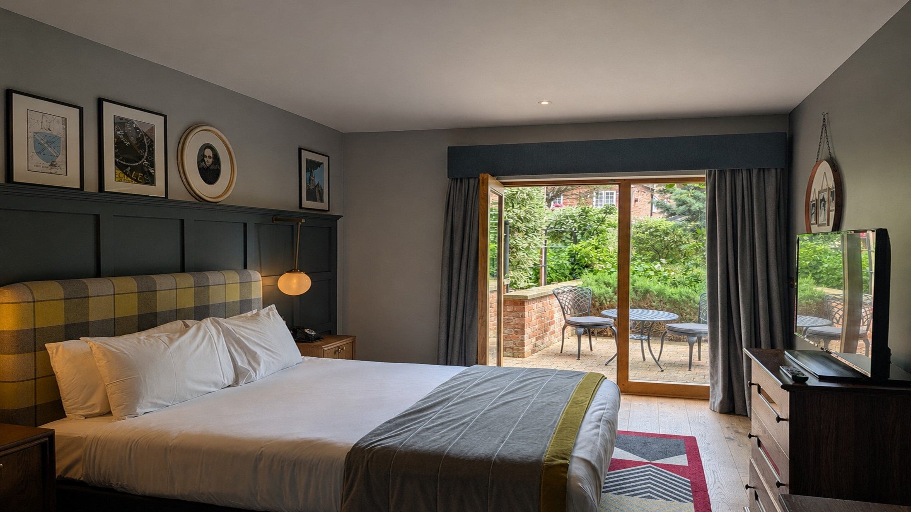 Standard Room, 1 King Bed (Outdoor Living Area) | Hypo-allergenic bedding, minibar, in-room safe, desk
