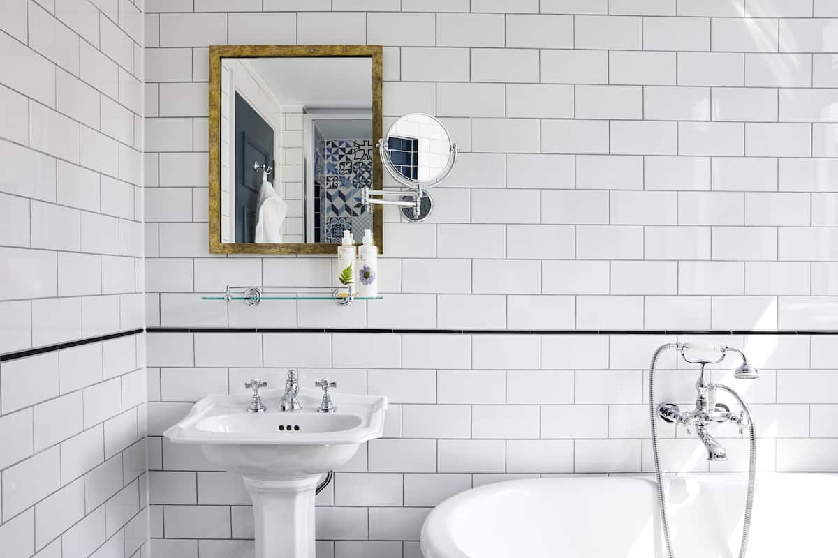 Amenidades de baño gratuitas, secadora de cabello, pantuflas, toallas