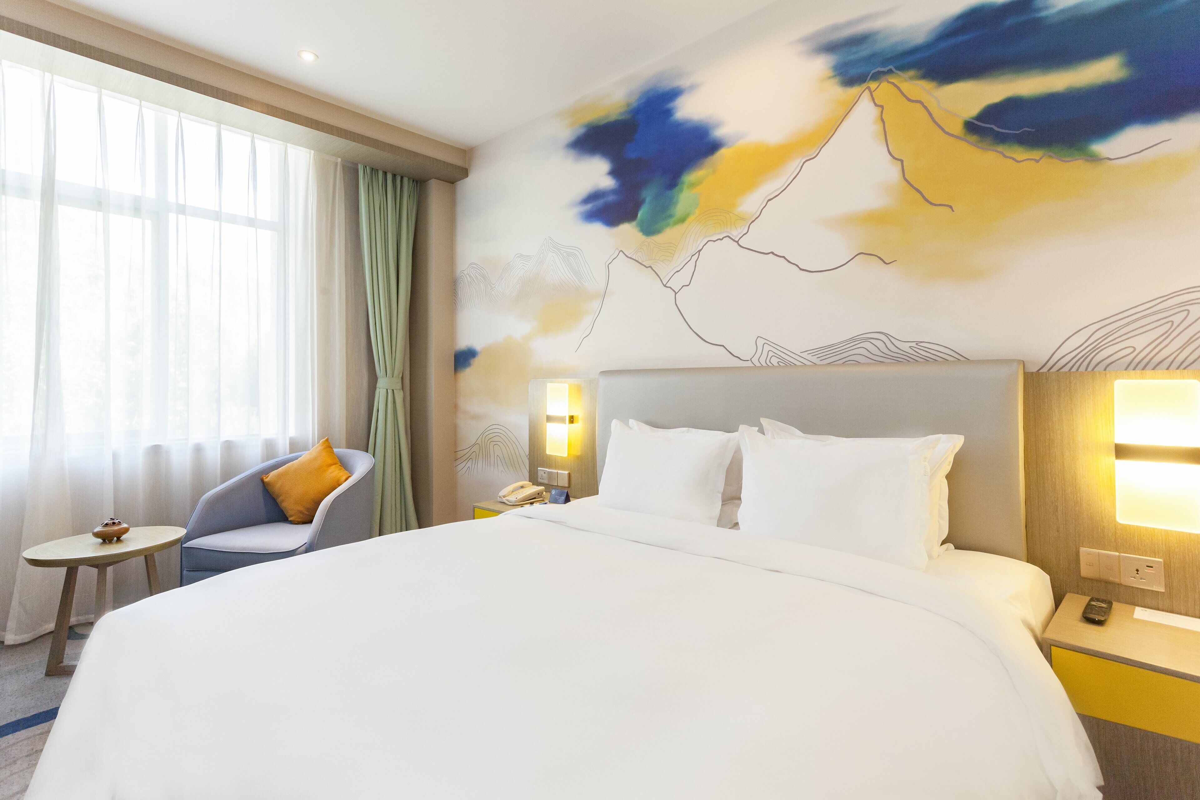 套房, 1 张特大床 (Additional Living Area) | 客房内保险箱、办公桌