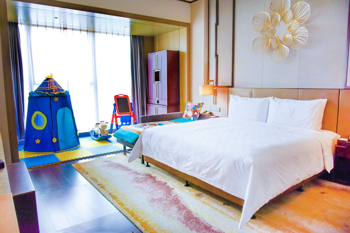 Standard Room, 1 King Bed (Kids Theme, Xiamen Bay View) | Premium bedding, minibar, in-room safe, desk