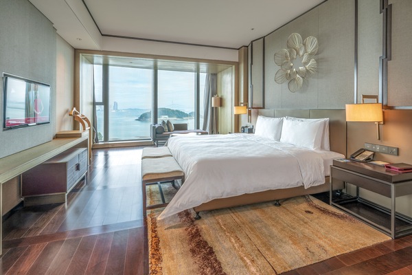 Suite, 1 Bedroom (Haicang Bridge View) | Premium bedding, minibar, in-room safe, desk