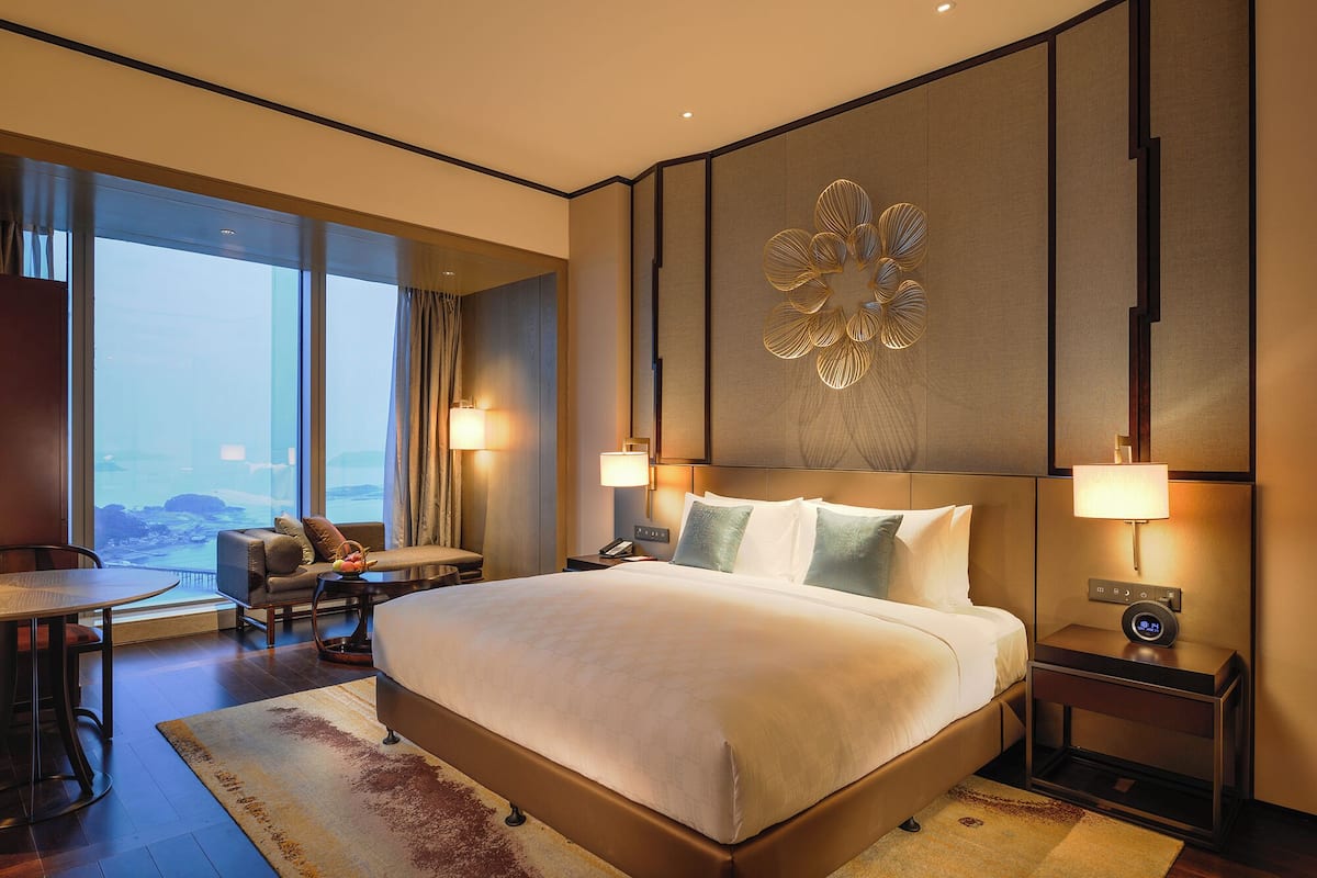 Standard Room, 1 King Bed, Club lounge access (Xiamen Bay View) | Beach/ocean view