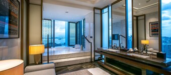 HUALUXE Xiamen Haicang Harbour View by IHG