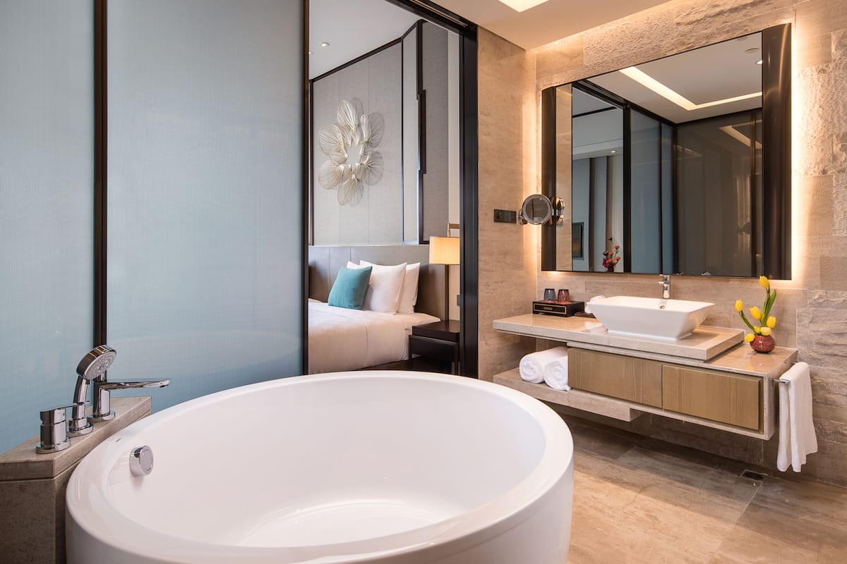 Combined shower/bathtub, free toiletries, hair dryer, bathrobes