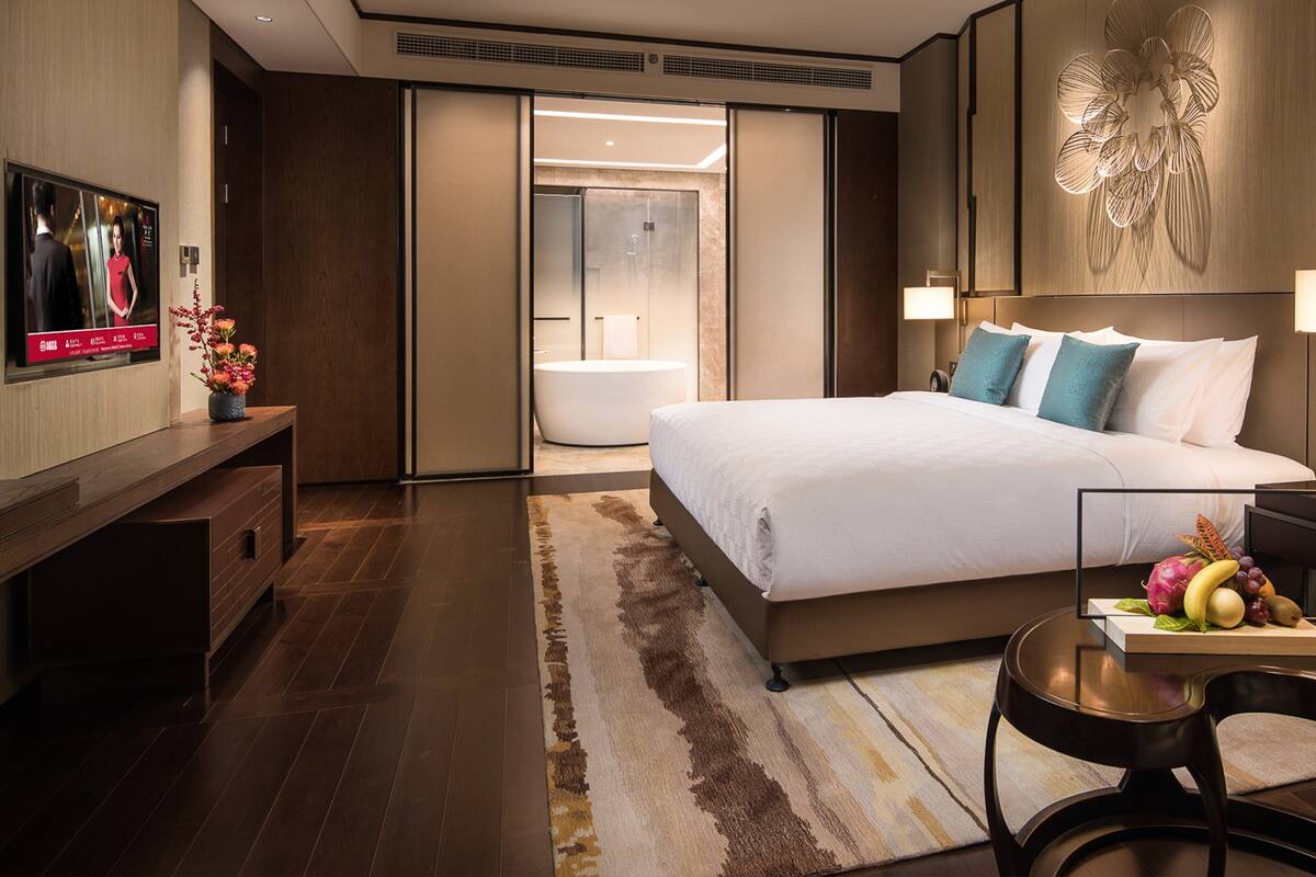 Bộ đồ giường cao cấp, minibar, két bảo mật tại phòng, bàn 