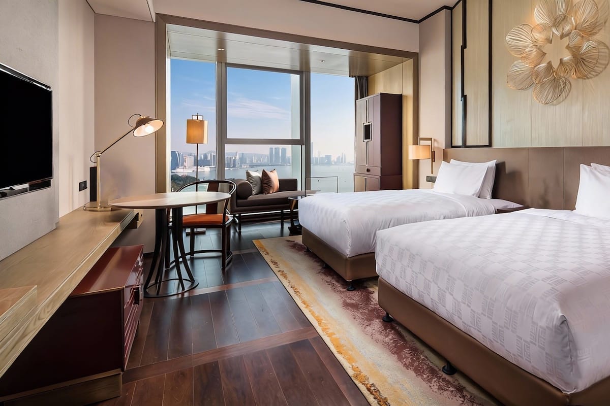Bộ đồ giường cao cấp, minibar, két bảo mật tại phòng, bàn 