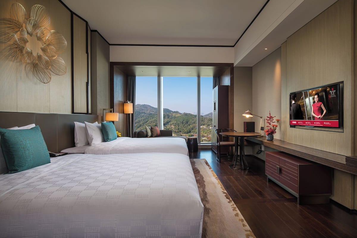 Bộ đồ giường cao cấp, minibar, két bảo mật tại phòng, bàn 