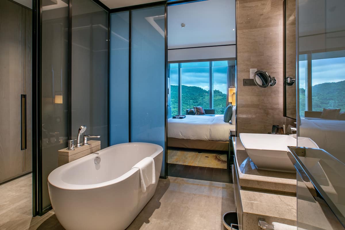 standard room, 1 king bed | 1 bedroom, premium bedding, minibar, in-room safe