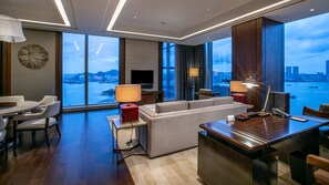 套房, 1 間臥室 (Haicang Bridge View) | 高級寢具、迷你吧、客房內保險箱、書桌