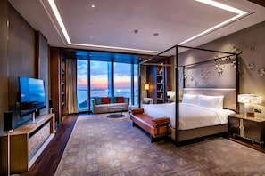 Suite presidencial, varias camas, vista al puerto | Ropa de cama de alta calidad y minibar 