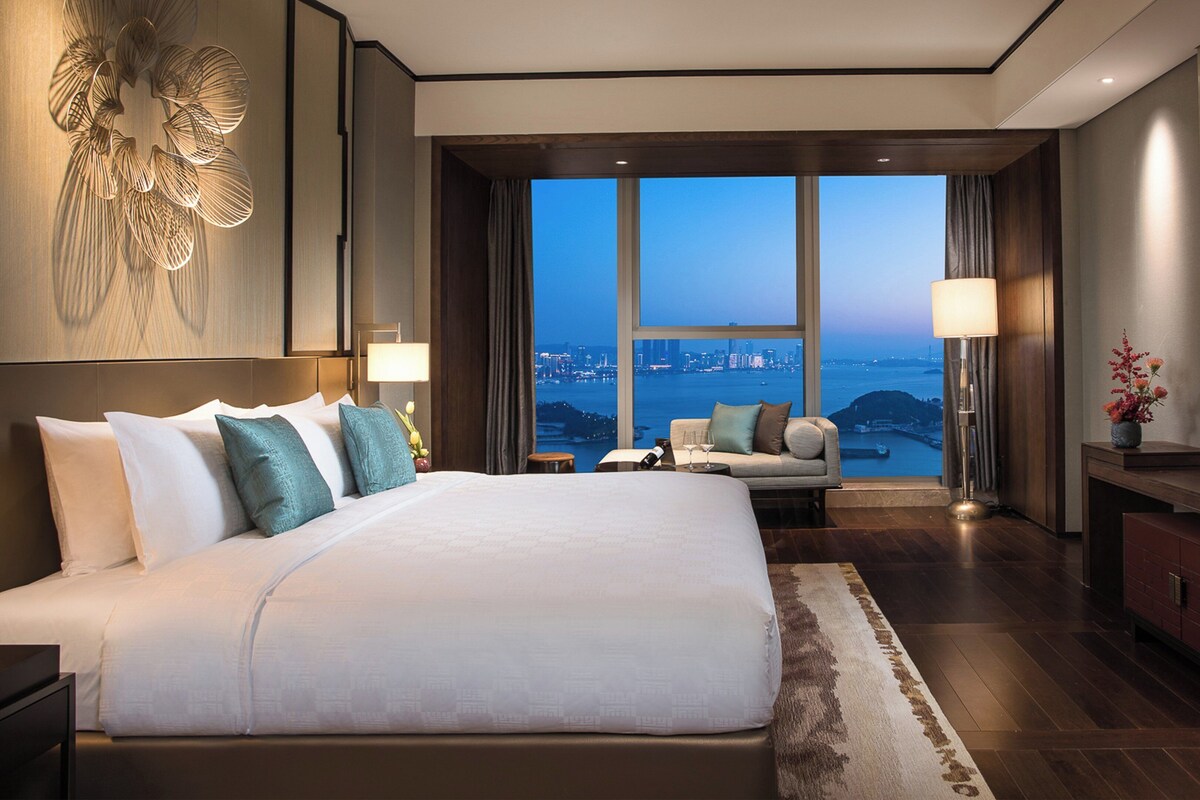 Standard Room, 1 King Bed, Club Lounge Access (Xiamen Bay View) | Premium bedding, minibar, in-room safe, desk