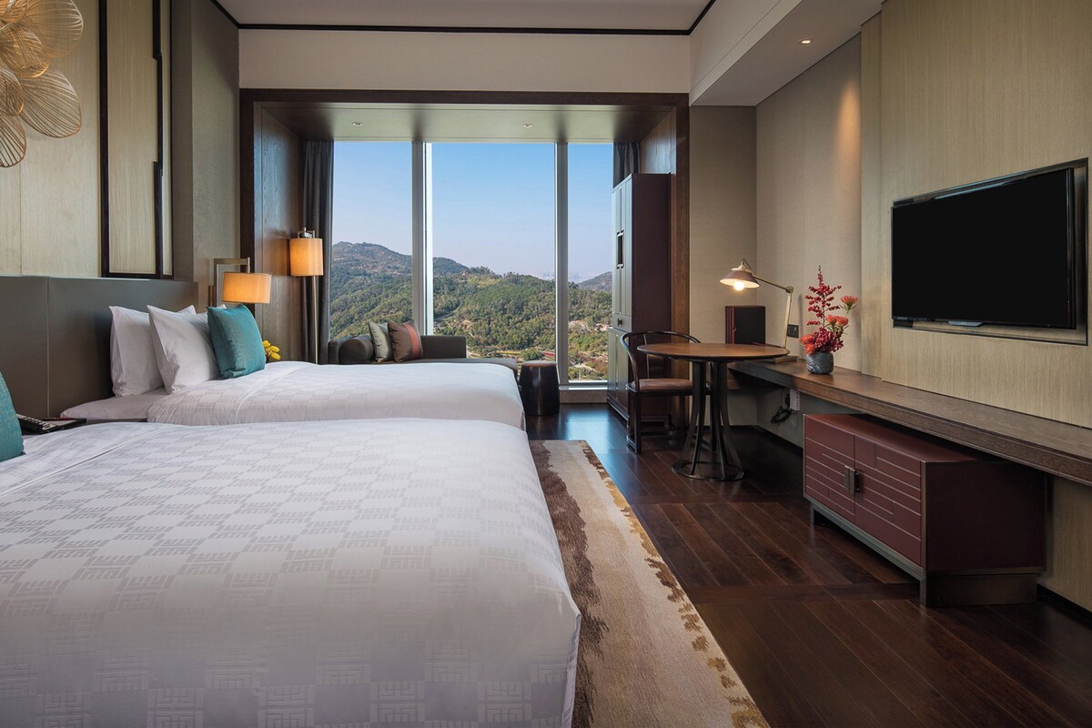 Premium bedding, minibar, in-room safe, desk
