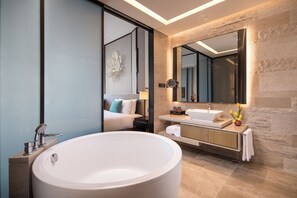 Premium bedding, minibar, in-room safe, desk - HUALUXE Xiamen Haicang Harbour View by IHG (Xiamen)