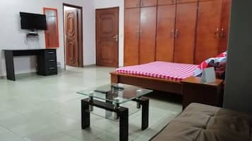 Executive Studio Suite | Desk, blackout curtains, free WiFi