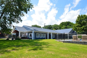 Waters Edge B&B Resort