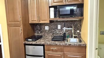 Economy Studio, Multiple Beds, Kitchenette, Garden Area | Private kitchen