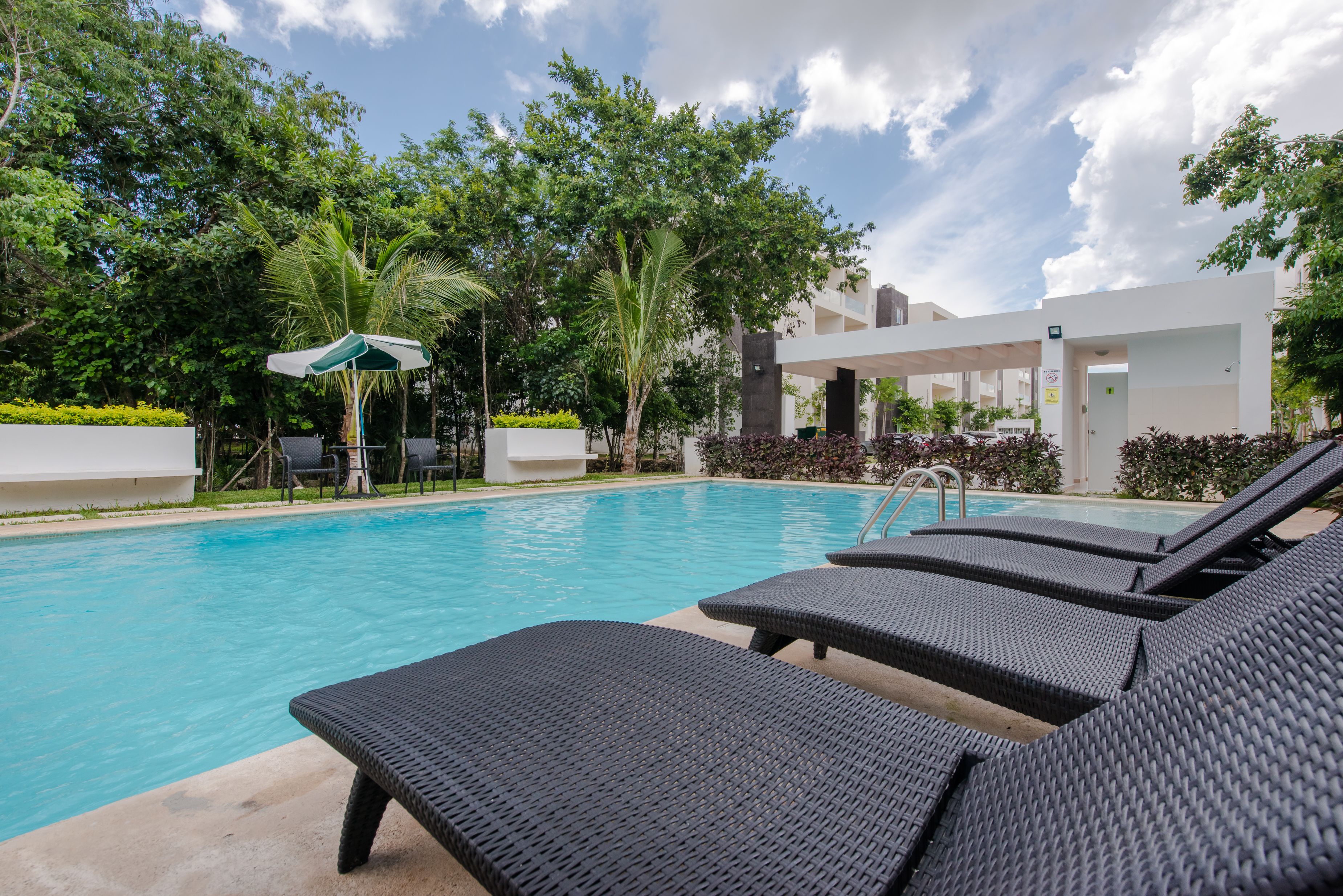Una piscina al aire libre