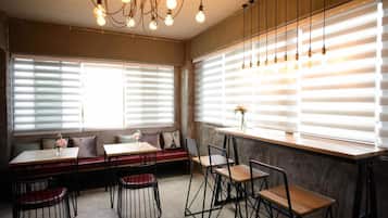 Breakfast, lunch, dinner served; Thai cuisine