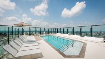 Hồ bơi ngoài trời phục vụ theo mùa