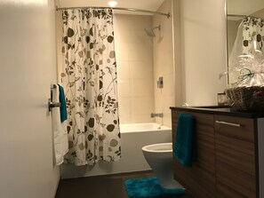 Een bad/douchecombinatie, gratis toiletartikelen, een haardroger