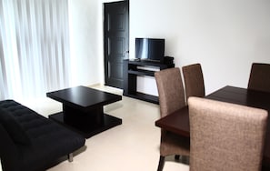 Familienapartment, 3 Schlafzimmer, Poolblick, Poolseite | Wohnbereich | Flachbildfernseher