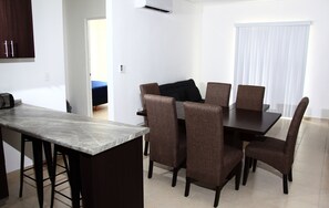 Departamento familiar, 3 habitaciones, vista a la alberca, junto a la alberca | Servicio a la habitación