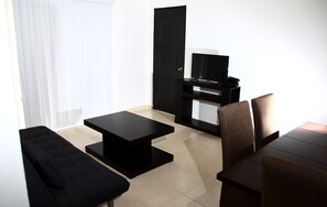 Familienapartment, 3 Schlafzimmer, Poolblick, Poolseite | Essbereich im Zimmer