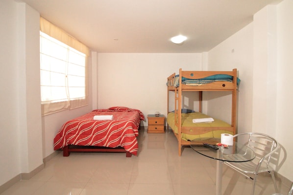 Habitación cuádruple básica, 1 habitación, para no fumadores, baño compartido | 3 habitaciones, ropa de cama hipoalergénica y edredón 