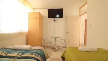 Economy Twin Room, 2 Katil Bujang (Single), Non Smoking, Shared Bathroom | 3 bilik tidur, peralatan tempat tidur hipoalergenik, gebar bulu kapas 